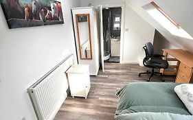 Ensuite Room Nickel 5 Harborne Near Qe & Uob